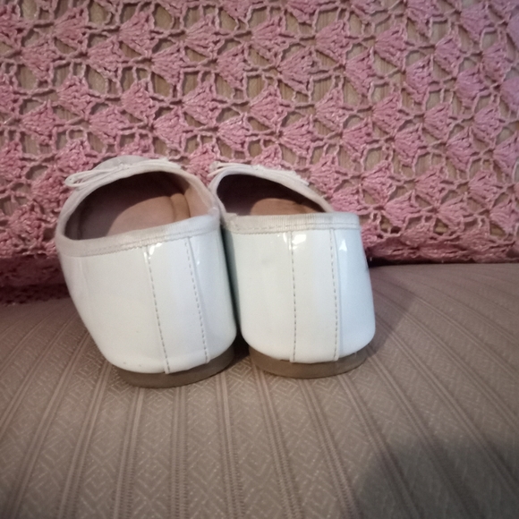 White flats with bow - Picture 3 of 5